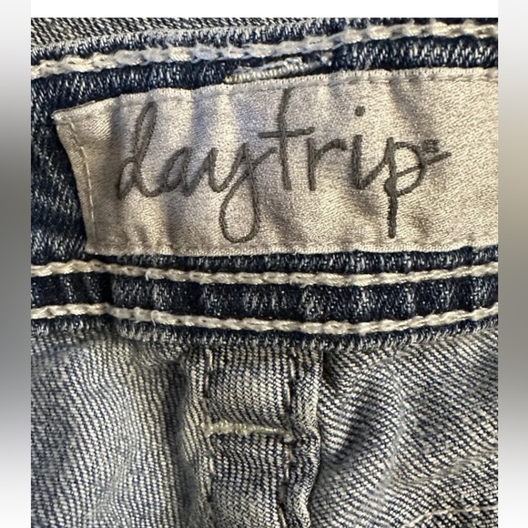 Daytrip Leo Distressed Jeans Size 27 Stretch Low Rise Straight Medium Wash - Picture 10 of 14